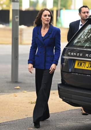 Kate Middleton adore le tweed. Elle le prouve avec une veste bleue électrique de la marque Chanel à Londres, le 13 octobre 2022