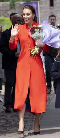 Kate Middleton vient rehausser sa tenue grâce à un long manteau orange, le 4 juin 2022
