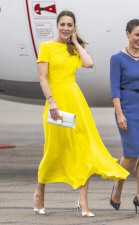 Kate Middleton en robe midi jaune de la marque Roksanda pour un dîner avec le gouverneur de la Jamaique, le 22 mars 2022.