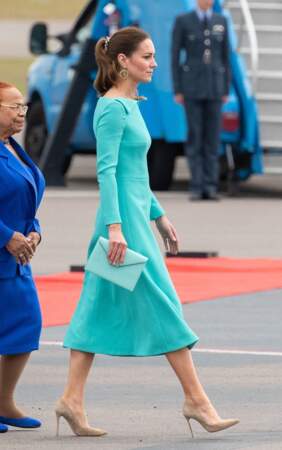 Kate Middleton et son total-look bleu turquoise aux Bahamas, le 24 mars 2022