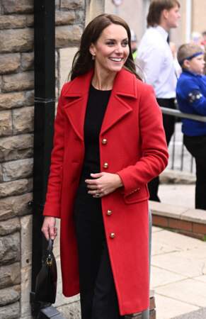 Kate Middleton vient pimper sa tenue d'un manteau rouge électrisant, le 27 septembre 2022