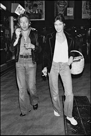 Jane Birkin affiche un look féminin-masculin composé d'un jean brut large, un blazer en velours, des Keds Blanche et un joli panier en osier pour féminiser l'ensemble. 