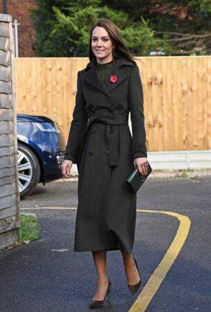 Kate Middleton et son long manteau noué autour de la taille à Hillingdon, le 9 novembre 2022