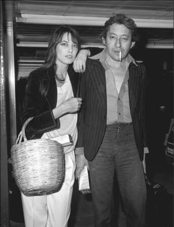 Jane Birkin porte le pantalon blanc avec un blazer noir et un panier en osier aux côtés de Serge Gainsbourg