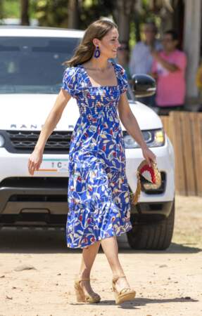 Kate Middleton arbore une magnifique robe fleurie bleue, rouge et blanche signée Tory Burch, le 20 mars 2022