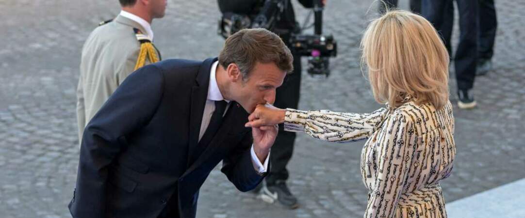 Le baisemain d'Emmanuel Macron