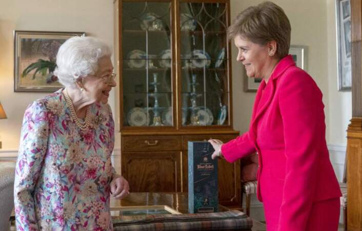 La reine Elizabeth II a reçu une bouteille de whisky en cadeau par la Première ministre d'Écosse Nicola Sturgeon, le 29 juin 2022