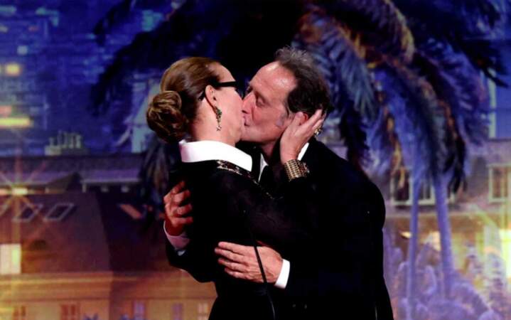 Carole Bouquet et son baiser fougueux à Vincent Lindon lors de la cérémonie de clôture du Festival de Cannes, le 28 mai 2022.