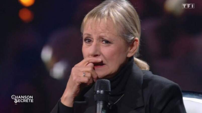 Dorothée émue aux larmes en retrouvant ses anciens camarades du "Club Dorothée", sur le plateau de l'émission "La chanson secrète", le 22 janvier 2022