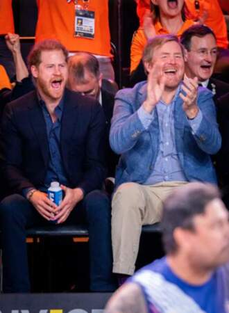 Le prince Harry et le roi Willem-Alexander des Pays-Bas supporters de choc aux Invictus Games, le 22 avril 2022