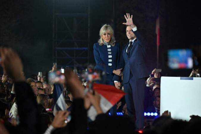 Emmanuel Macron acclamé par ses sympathisants après sa victoire lors du second tour de l'élection présidentielle, le 24 avril 2022