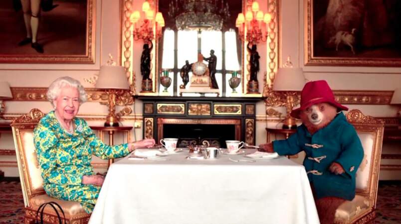 La reine Elizabeth II a pris le thé avec l'ours Paddington dans une vidéo diffusée lors du concert de son jubilé de platine, le 4 juin 2022