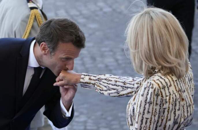 Emmanuel Macron et son adorable baise main à sa femme Brigitte Macron lors de la fête nationale, le 14 juillet 2022
