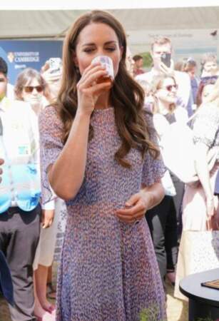 Kate Middleton détendue avec une bière à la main à l'hippodrome July à Newmarket, le 23 juin 2022