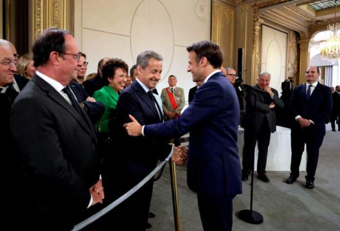 La poignée de main entre Emmanuel Macron et Nicolas Sarkozy lors de la cérémonie d'investiture à l'Élysée, le 7 mai 2022