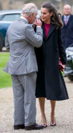 Le prince Charles son baise main à la reine Letizia d'Espagne, le 5 avril 2022.