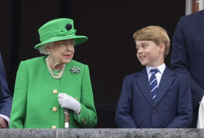 Le prince George en compagnie de son arrière grand-mère, la reine Elizabeth II.