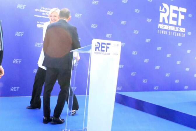 L'étonnante poignée de main entre Marine Le Pen et Éric Zemmour lors d'un grand oral devant le Medef, le 21 février 2022