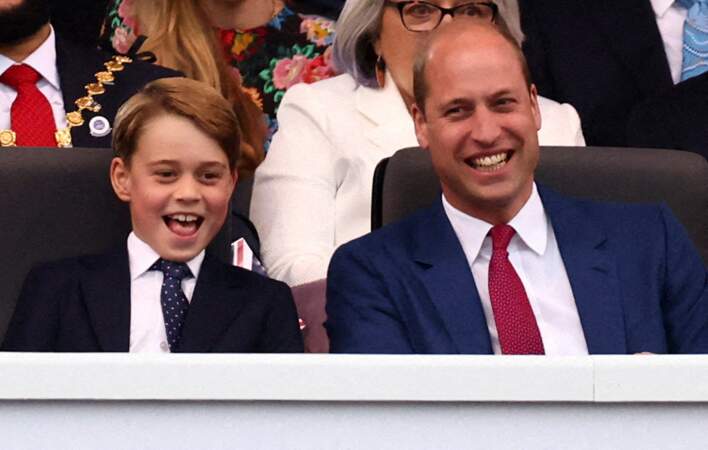 Le prince William et le prince Georges, lors du concert du jubilé de platine de la reine devant le palais de Buckingham à Londres, le 4 juin 2022
