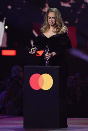 Adele très émue lors de la cérémonie des Brit Awards, le 8 février 2022 