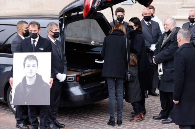Le petit Orso s'est recueilli une dernière fois devant le cercueil de son père Gaspard Ulliel, lors de ses obsèques à l'église Saint-Eustache à Paris, le 27 janvier 2022.