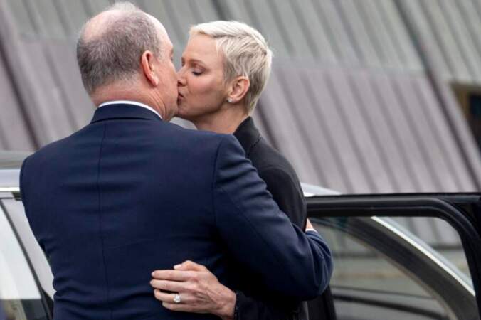 Le tendre baiser entre le prince Albert de Monaco et son épouse Charlène lors de l'inauguration de l'exposition "Sailing the Sea of Science, Scientist and explorer", le 22 juin 2022