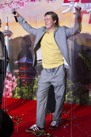 Pour la première du film "Bullet Train" à Kyoto, Brad Pitt opte pour un costupme gris égayé d'un t-shirt jaune