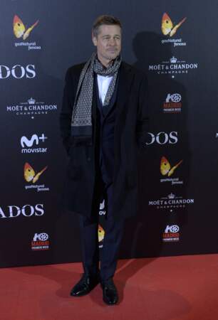 Très chic avec une écharpe en soie et un long manteau pour la première de "Alliés" à Madrid en 2016