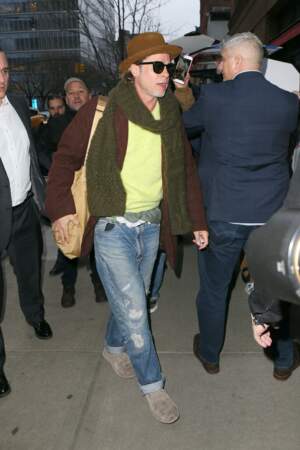Brad Pitt en pull vert flashy, jean déchiré, écharpe en laine et chapeau en feutre à New York en janvier 2020