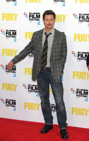 Brad Pitt ose l'association de la veste à carreaux avec une chemise du même motif et une cravate rayée pour la première de "Fury" à Londres en 2014
