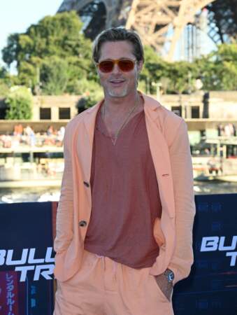 Brad Pitt ose le rose saumon et le t-shirt magenta pour la première du film "Bullet Train" à Paris en juillet 2022