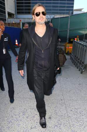 Brad Pitt arrive a l'aéroport de Los Angeles en 2013 avec une paire de lunettes aviator, un manteau noir cintré et une paire de chaussures en cuir