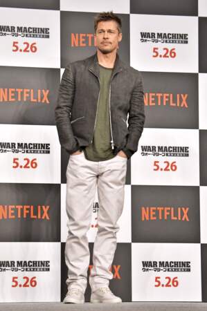 Brad Pitt en look décontracté, t-shirt kaki, pantalon blanc et veste en lin en 2017 pour la sortie de "War Machine" 