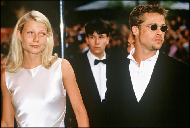 Brad Pitt en costume sobre et lunettes de soleil avec Gwyneth Paltrow en avril 1994