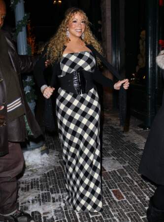 Sur cheveux blonds, Mariah Carey porte bien les cheveux bouclés ainsi que sa frange sur le côté, le 22 décembre 2012