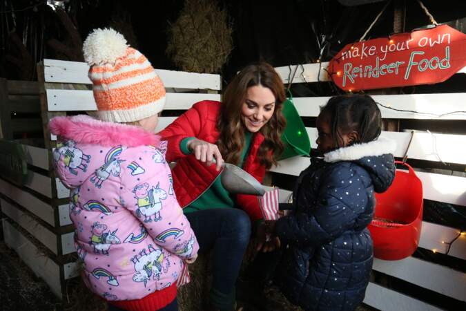 Le 4 décembre 2019 : Kate Middleton participe aux activités caritatives de Noël avec les familles et les enfants lors de sa visite à la "Peterley Manor Farm" à Buckinghamshire.