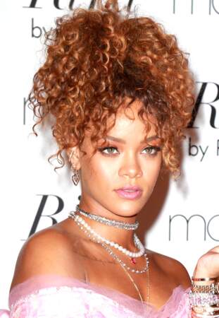 Rihanna adopte le combo cheveux bouclés et frange sur le côté lors du lancement du son nouveau parfum "RiRi" à New York, le 31 aout 2015