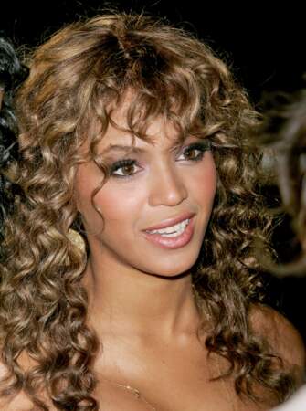 Beyonce se laisse séduire par une frange effilée, le 1 avril 2005