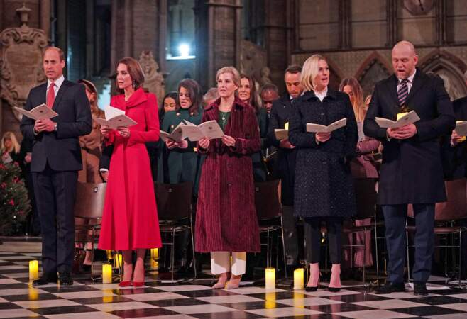 Le 8 décembre 2021 : le prince William, Kate Middleton, Sophie de Wessex ainsi que Zara Phillips et Mike Tindall lors du concert de Noël "Royal Carols - Together At Christmas", organisé à l'abbaye de Westminster à Londres.