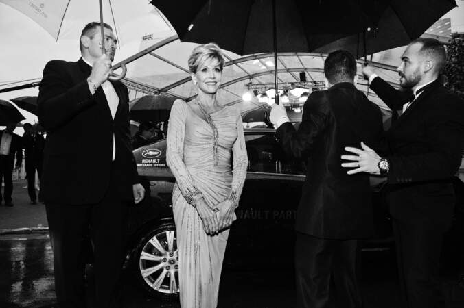 Jane Fonda s'apprêtant à monter les marches du Festival de Cannes