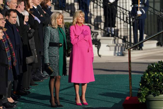 Brigitte Macron vient ceinturer son manteau à la taille à Washington le 1er décembre 2022.