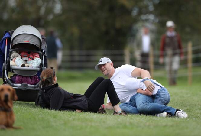 Mike Tindall avec ses filles Mia, cinq ans, et Lena, un an, alors que sa femme Zara Tindall participe à la compétition Land Rover Burghley Horse Trials le 7 septembre 2019.