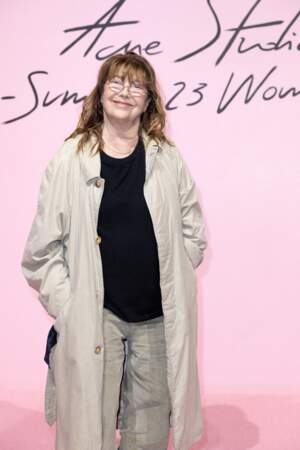 Jane Birkin choisit une frange effilée au défilé Acne Studios lors de la fashion week de Paris, le 28 septembre 2022