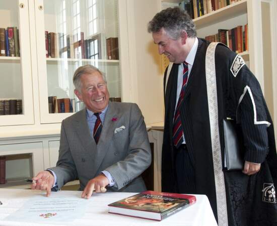 Le prince Charles à l'université de Lampeter pour une visite de la bibliothèque et découverte de vieux manuscrits.