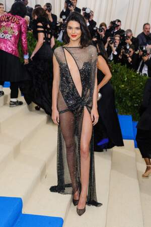 Kendall Jenner et sa robe asymétrique transparente La Perla Haute Couture à la soirée MET 2017 