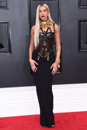 Dua Lipa en robe fourreau vintage Versace au photocall de la 64ème édition des Grammy Awards au MGM Grand Garden à Las Vegas le 3 avril 2022.