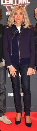 Brigitte Macron arbore le style décontracté avec un denim bleu, le 17 novembre 2022 
