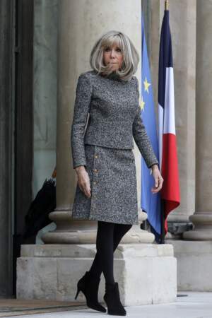 Brigitte Macron et son ensemble en tweed pour recevoir la première Dame de l'Ukraine Olena Zelenska à Paris, le 12 décembre 2022