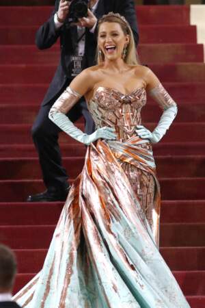 Blake Lively époustouflante en Versace  à la soirée du "MET Gala 2022" à New York, le 2 mai 2022.
