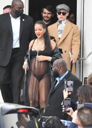 Rihanna ,alors enceinte, dévoile son ventre rond grâce à une nuisette à pois translucide au défilé Dior en mars 2022